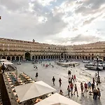 Casa de hóspedes Luxury Plaza 4*